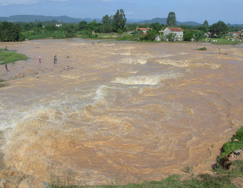 Hàng[-]trăm[-]hộ[-]dân[-]sống[-]dưới[-]thân[-]đập[-]hoảng[-]loạn[-]khi[-]đập[-]bị[-]vỡ,[-]phương[-]án[-]sơ[-]tán[-]dân[-]đã[-]được[-]tính[-]đến.[-]Ảnh:[-]Việt[-]Hùng